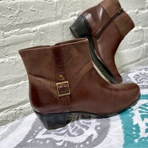 Clarks Women's Classic Brown Leather Zipper Mid-Height Ankle
